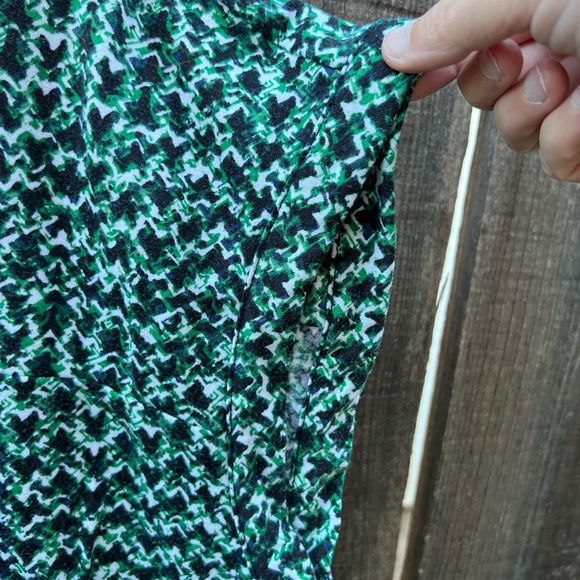Roz & Ali green, black & white printed blouse - Picture 2 of 5